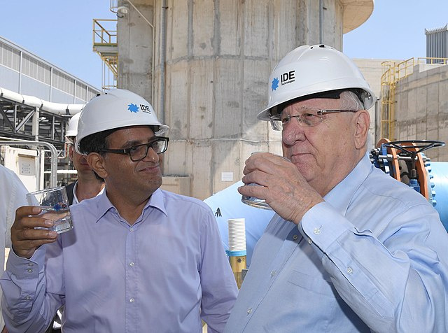 ۱۵۶۲۷۳۵۴۴۱-۶۴۰px-reuven-rivlin-in-a-visit-at-ide-sorek-desalination-plant-6453